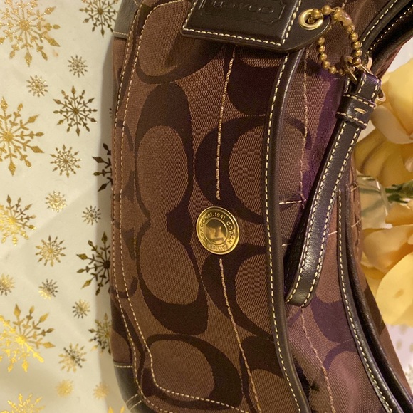 Beautiful Coach shoulder Bag 
EXCELLENT CONDITION 
🤎🤎
Perfect size for everyday - Picture 3 of 8